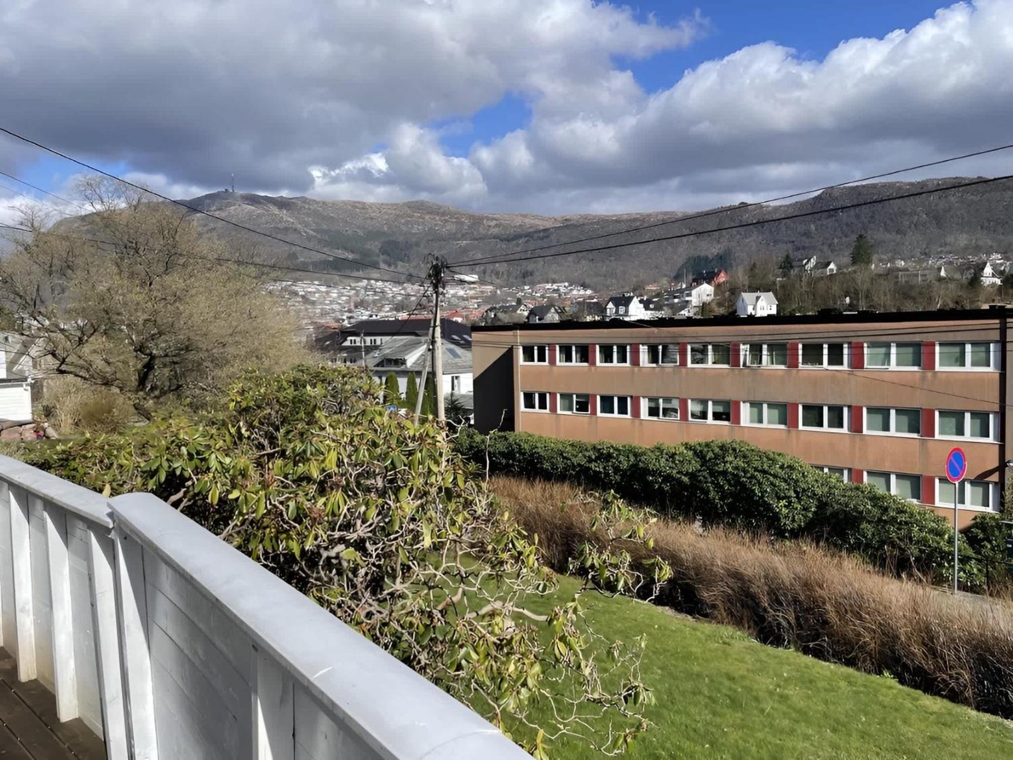 Peaceful With Balcony - Near Tram & Trails Bergen