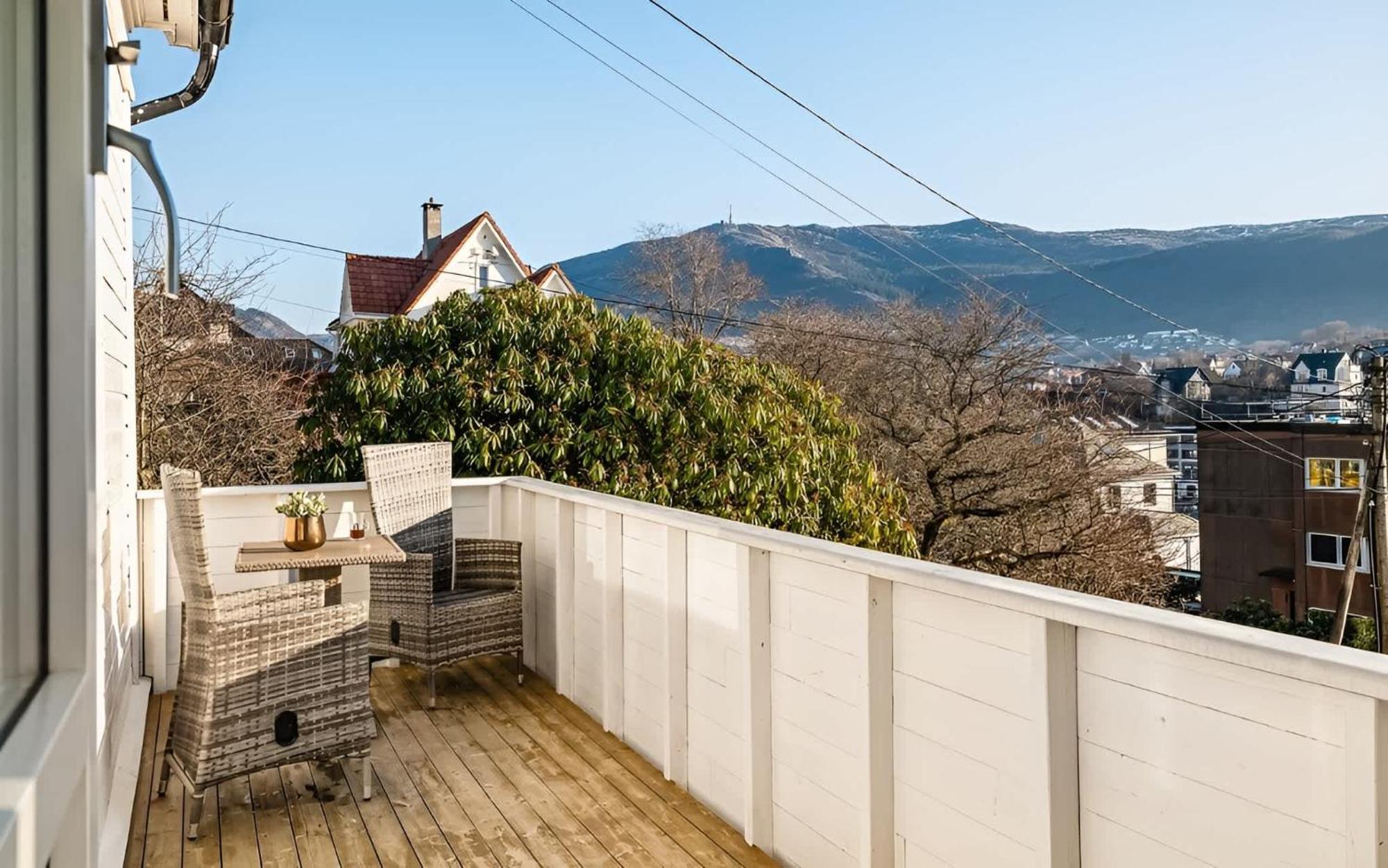 Peaceful With Balcony - Near Tram & Trails Apartment *